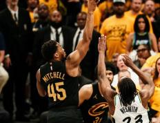 IM体育-独行侠横扫广东队，米切尔统治全场