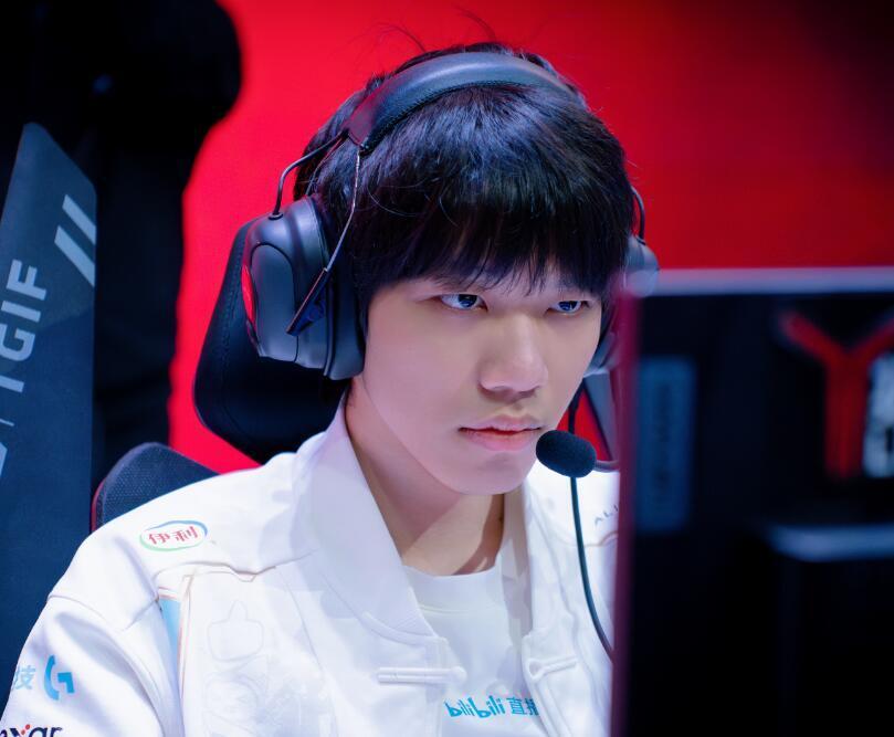 IM体育下载-包含HLE险胜BLG，Knight2高光表现的词条