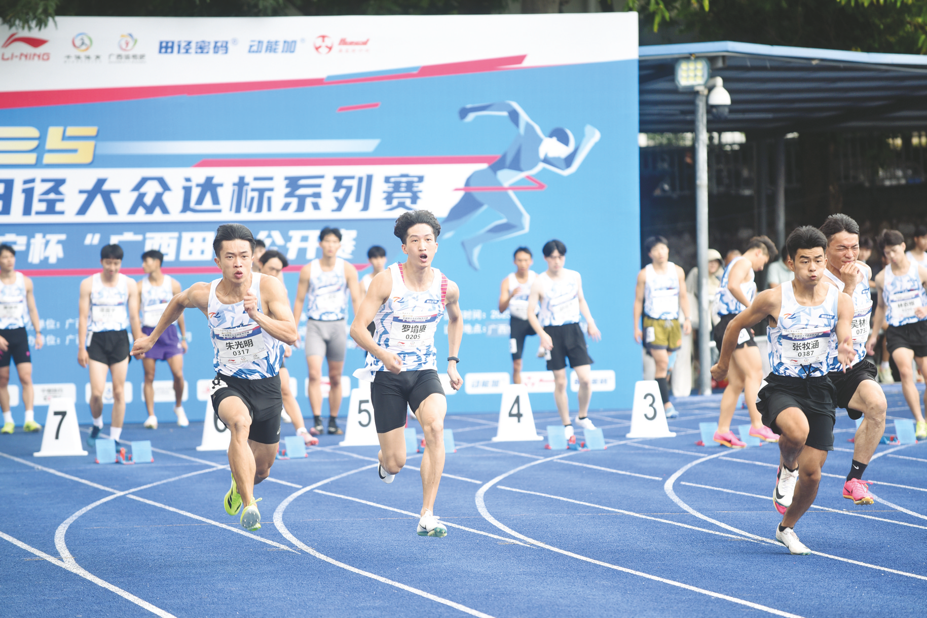 IM体育app-包含运动员们奋力拼搏,共赢荣誉的词条