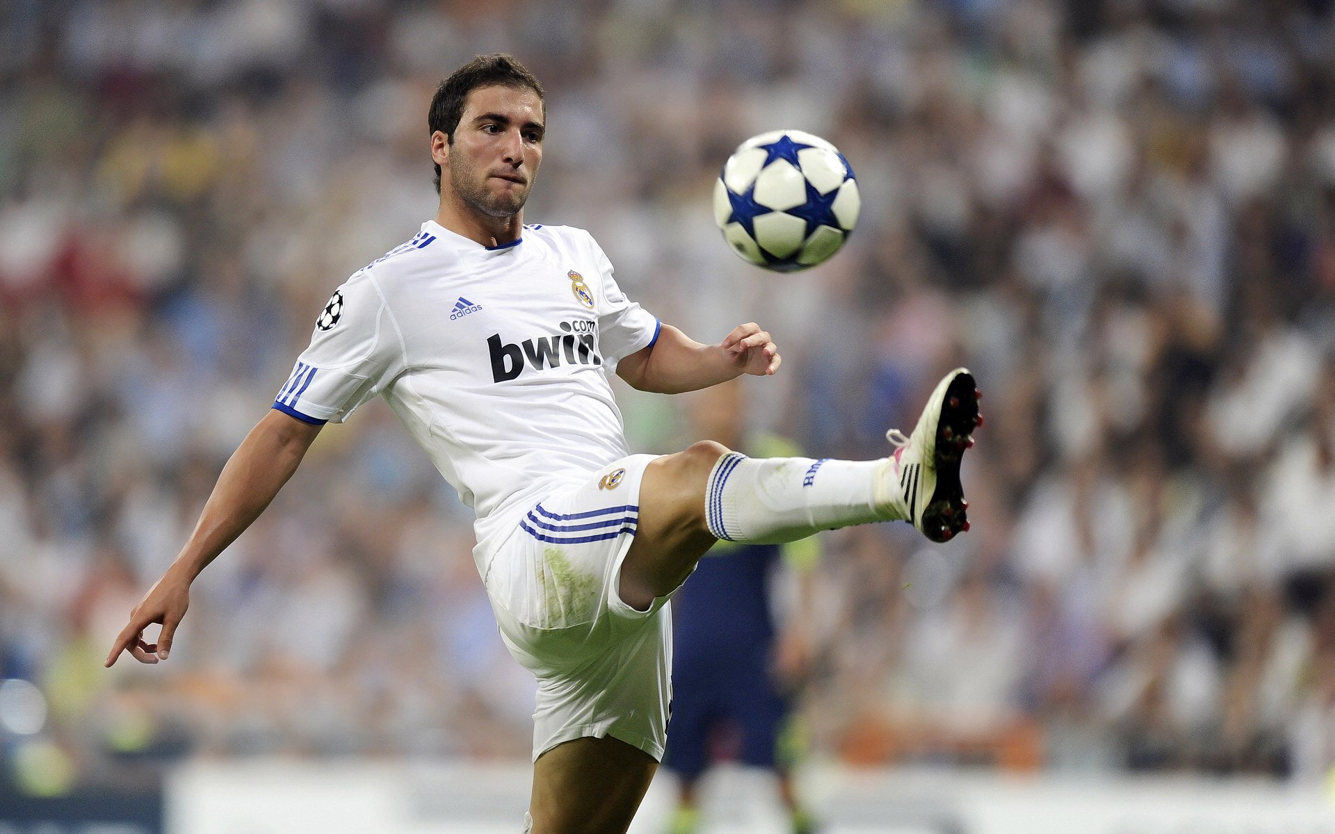 IM体育App下载-压力淬火，天才闪光，马丁内利绝境爆发助巴黎力克贝蒂斯